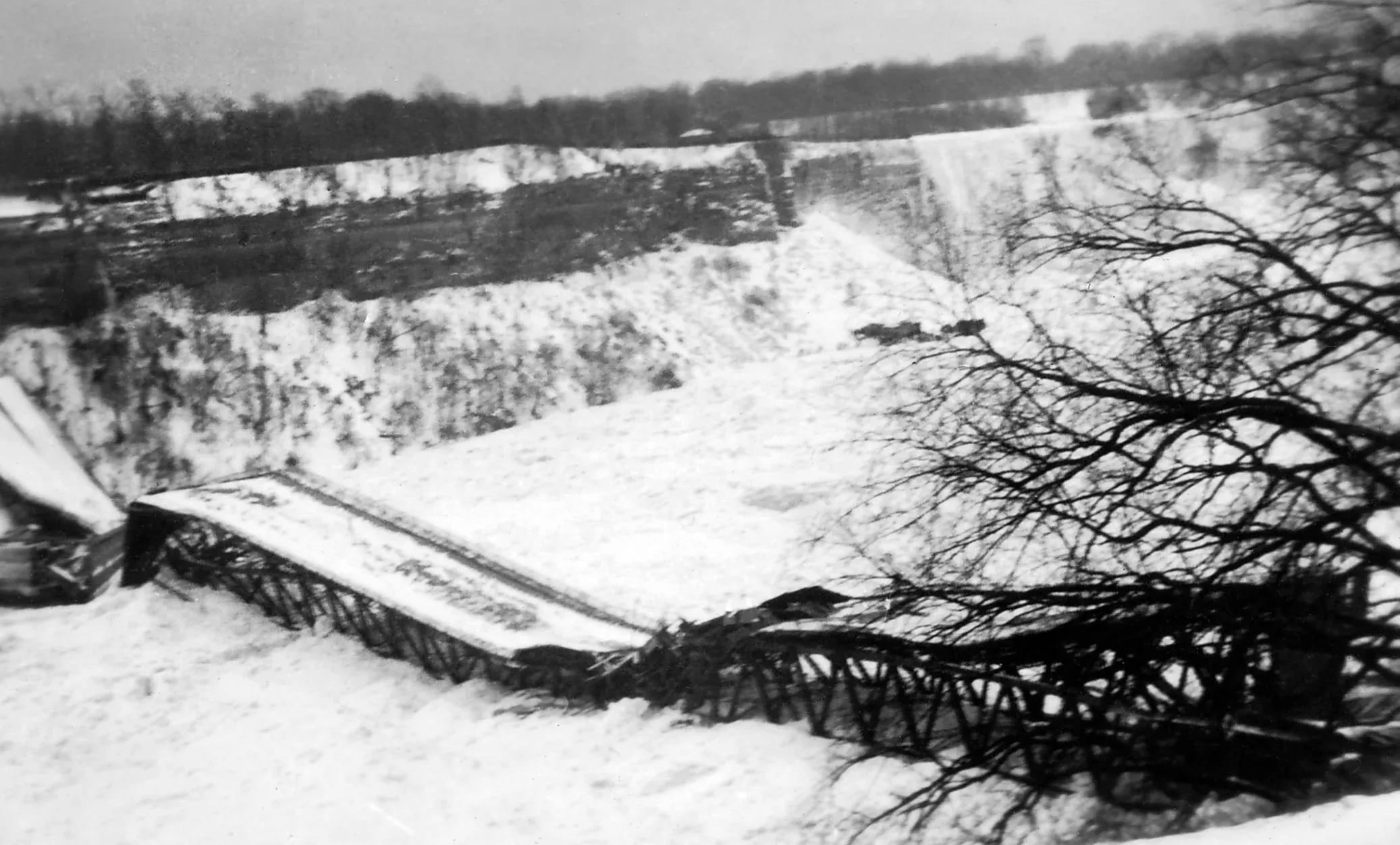 Honeymoon Bridge collapse at Niagara
