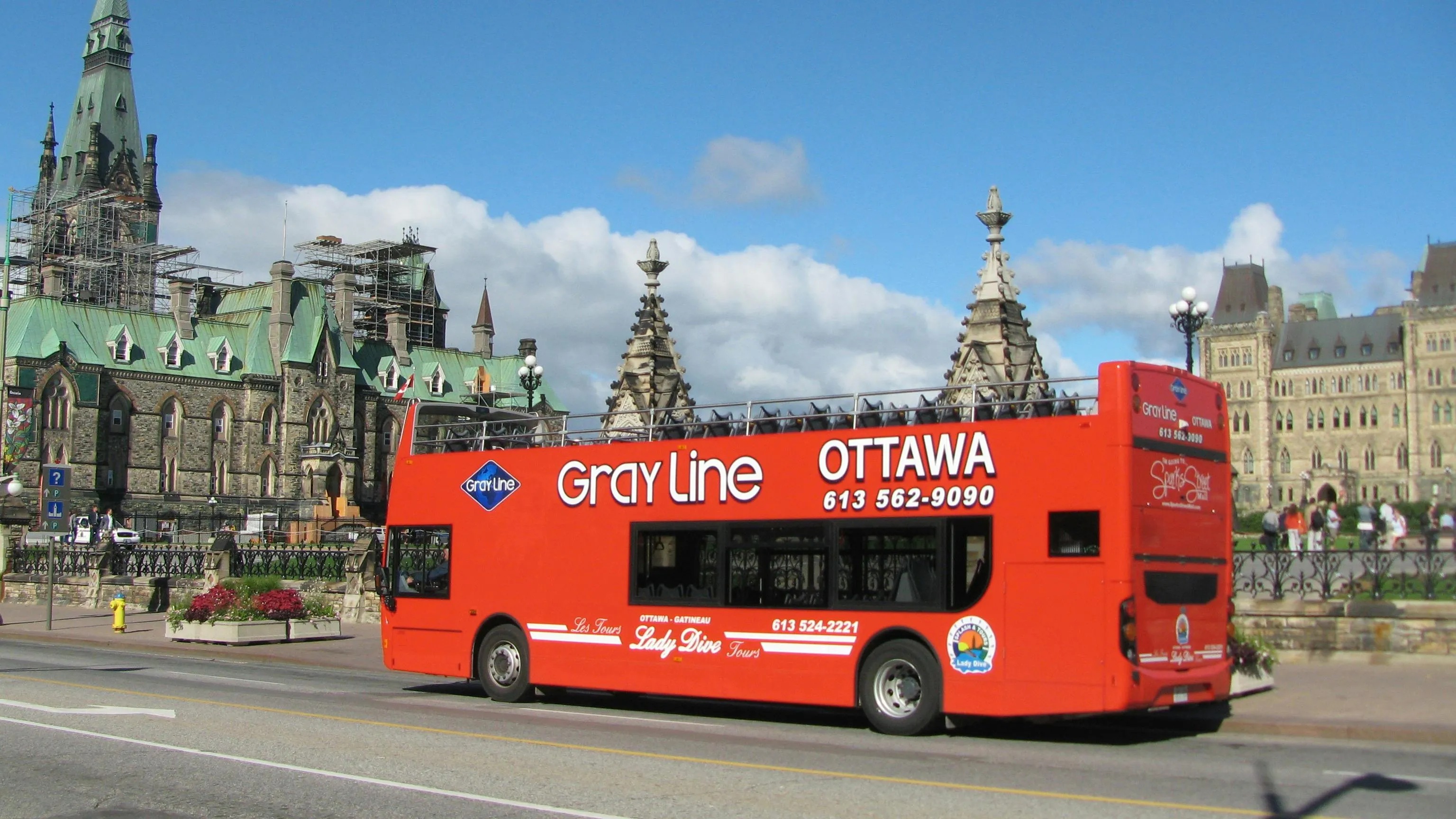 Gray Line style sightseeing bus route around central Ottawa landmarks