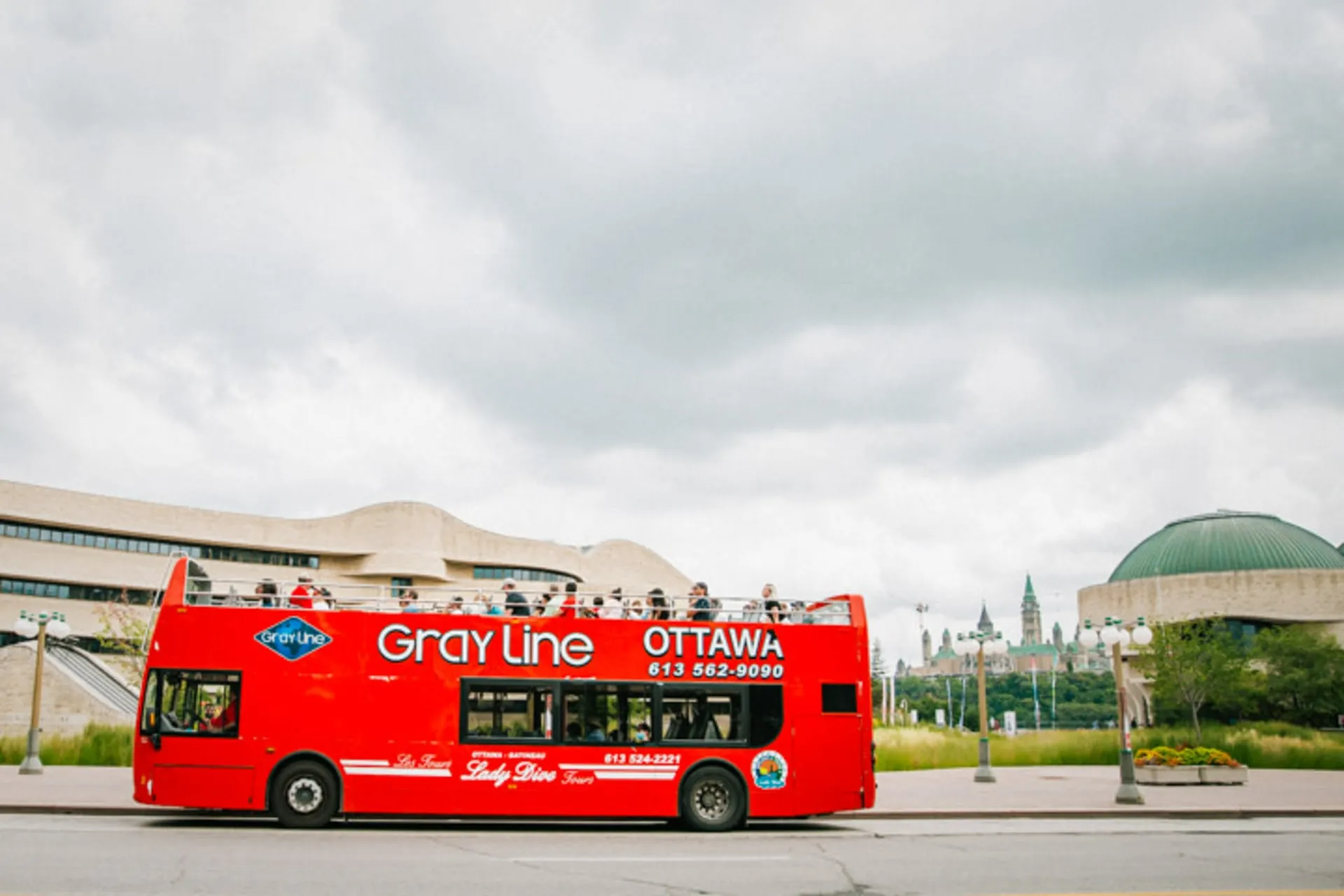 Visitors exploring downtown Ottawa landmarks during a structured bus itinerary