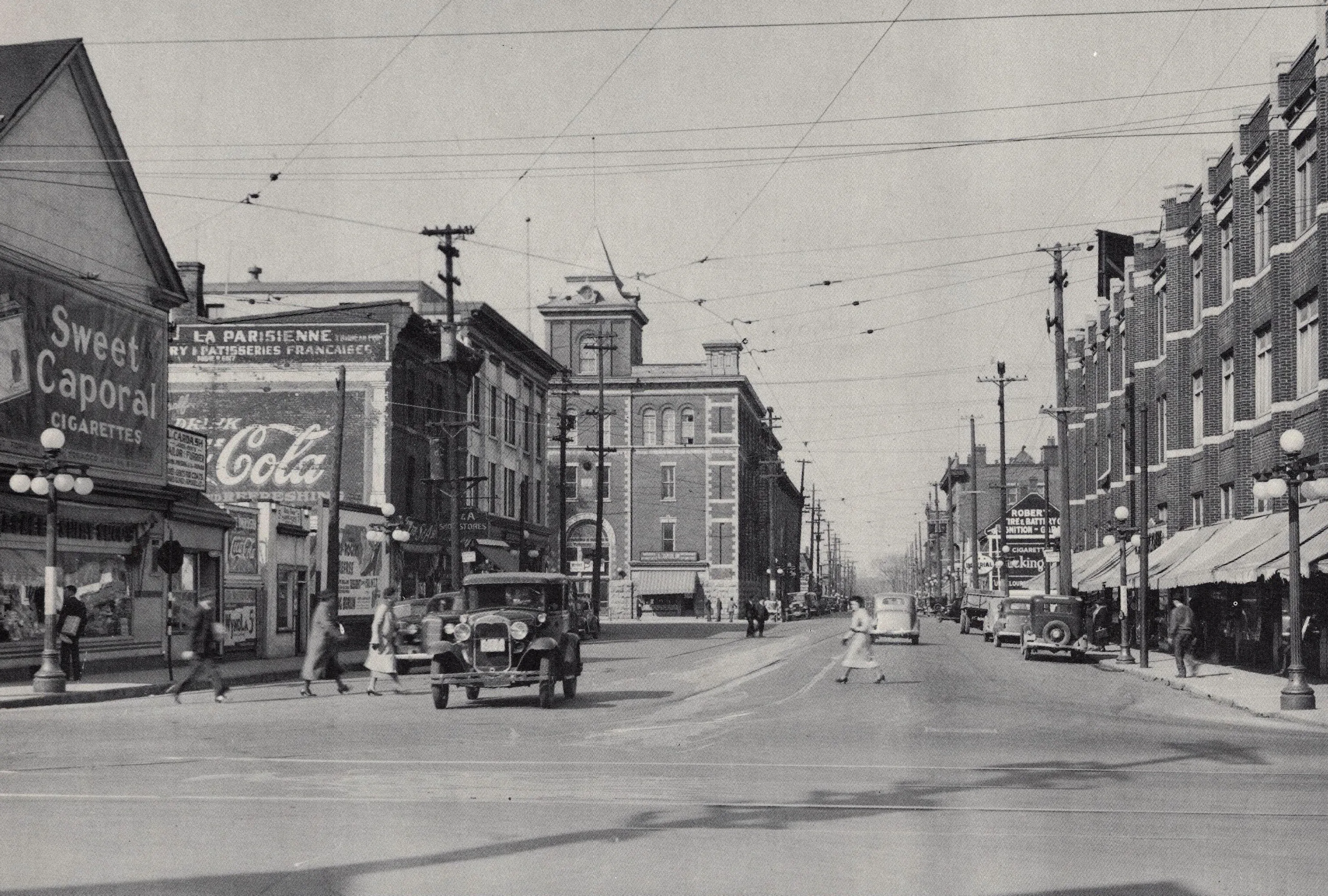 Historic Ottawa streetscape seen from a sightseeing route