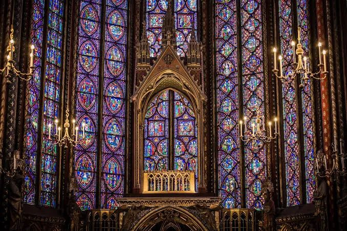 Altar and surrounding stained glass at Sainte-Chapelle