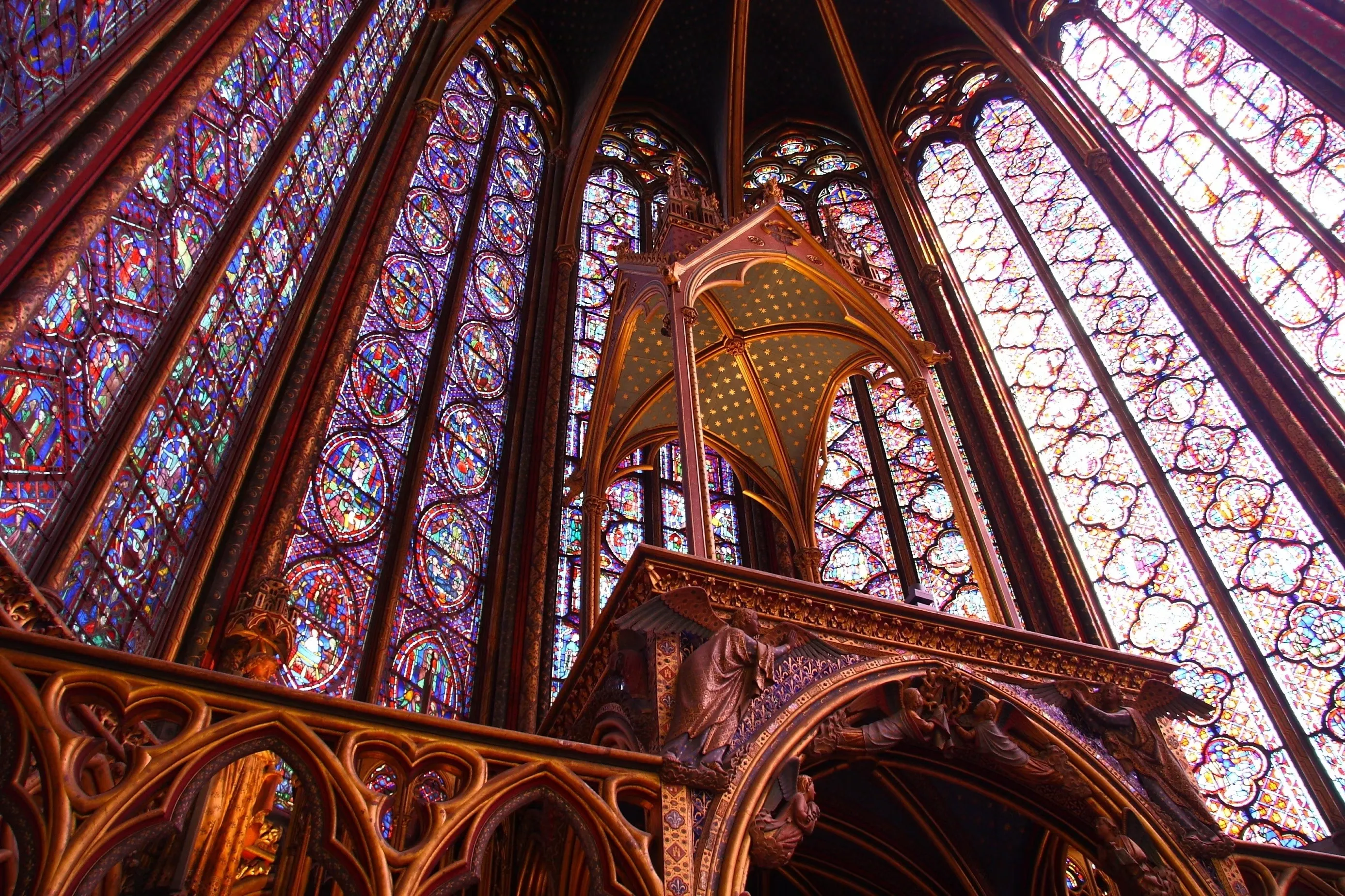Main altar inside Sainte-Chapelle