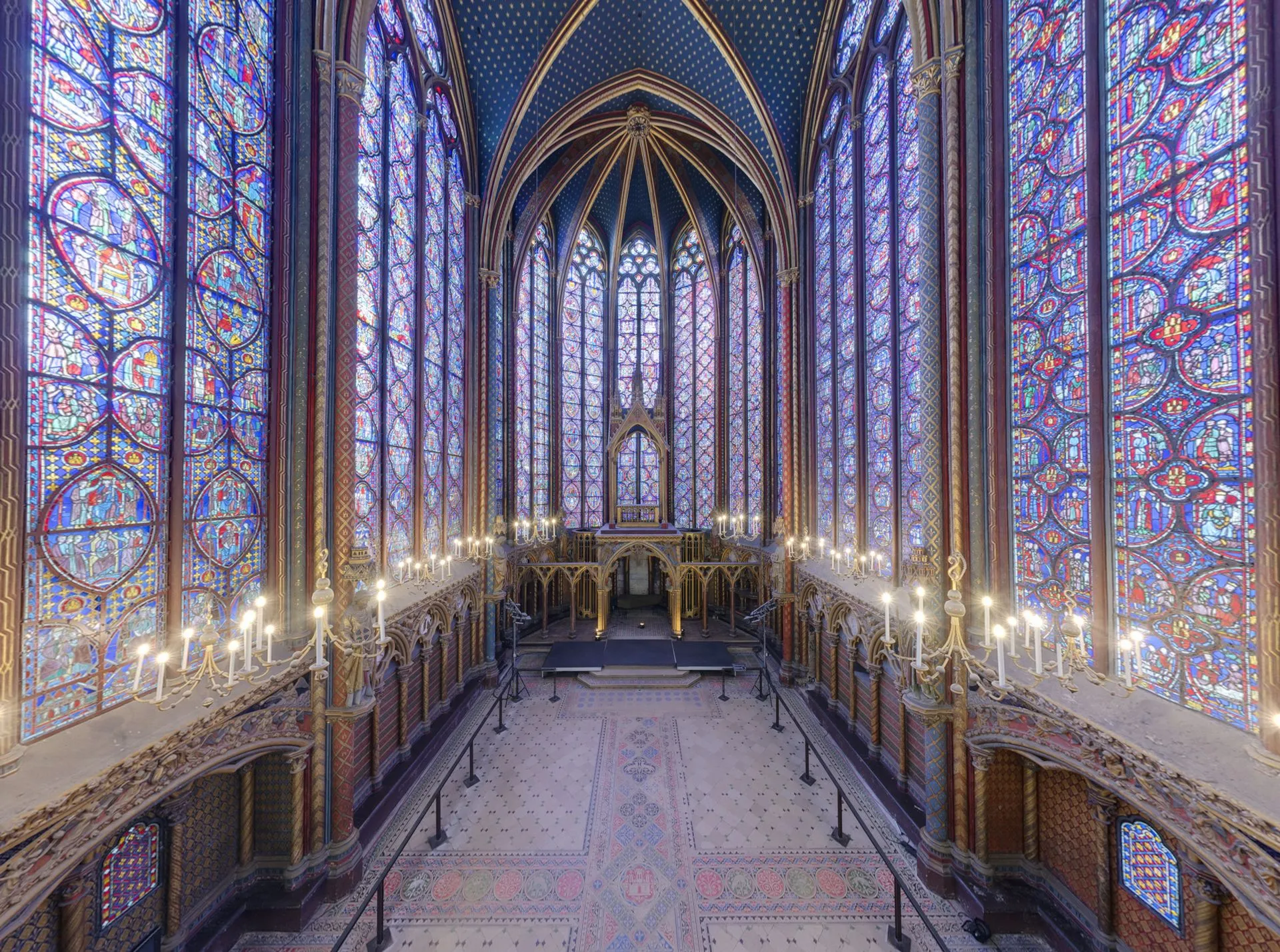 Main nave inside Sainte-Chapelle