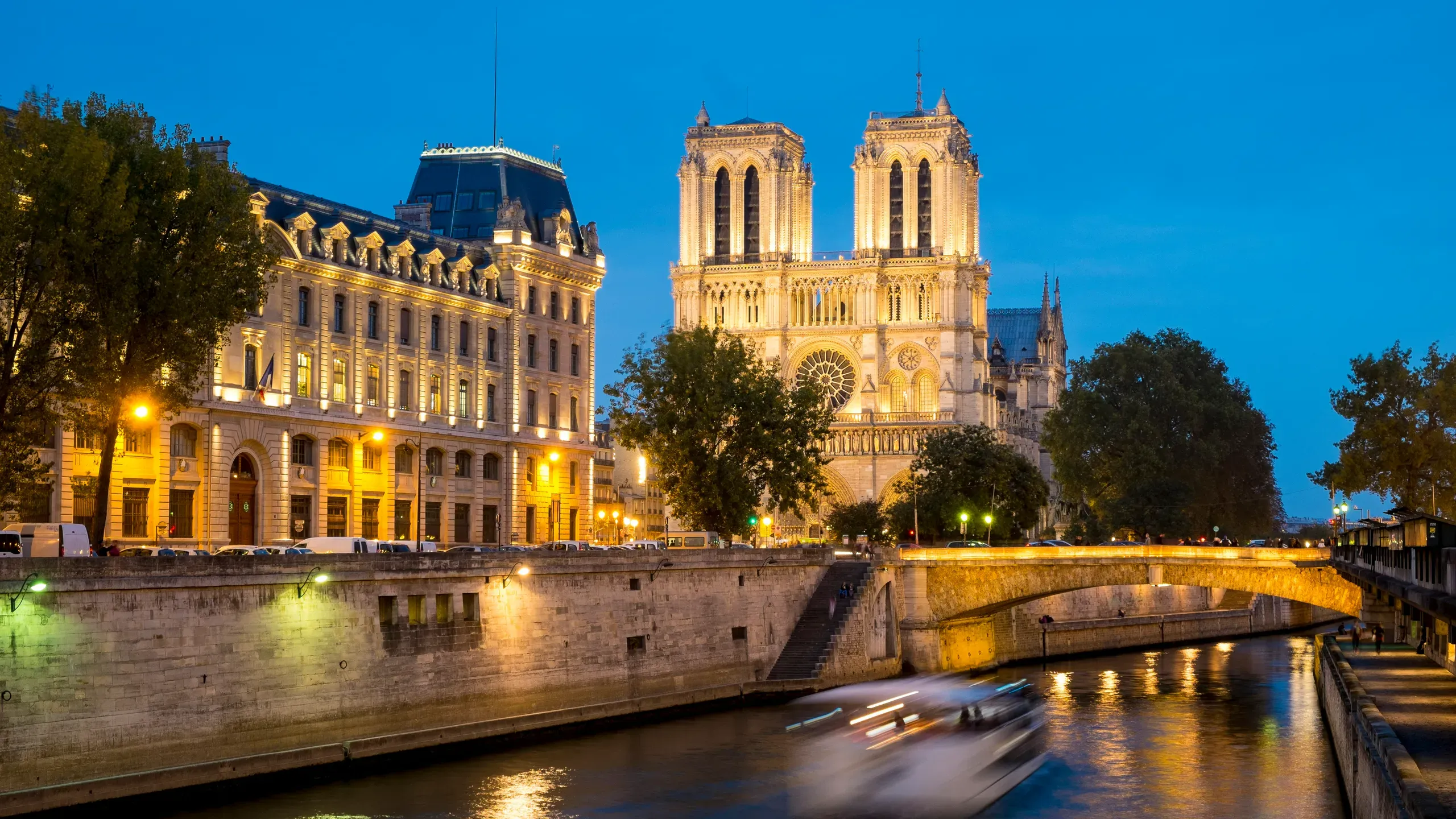 How to Photograph Paris from the Seine: Deck Strategy, Angles, and Night Shots