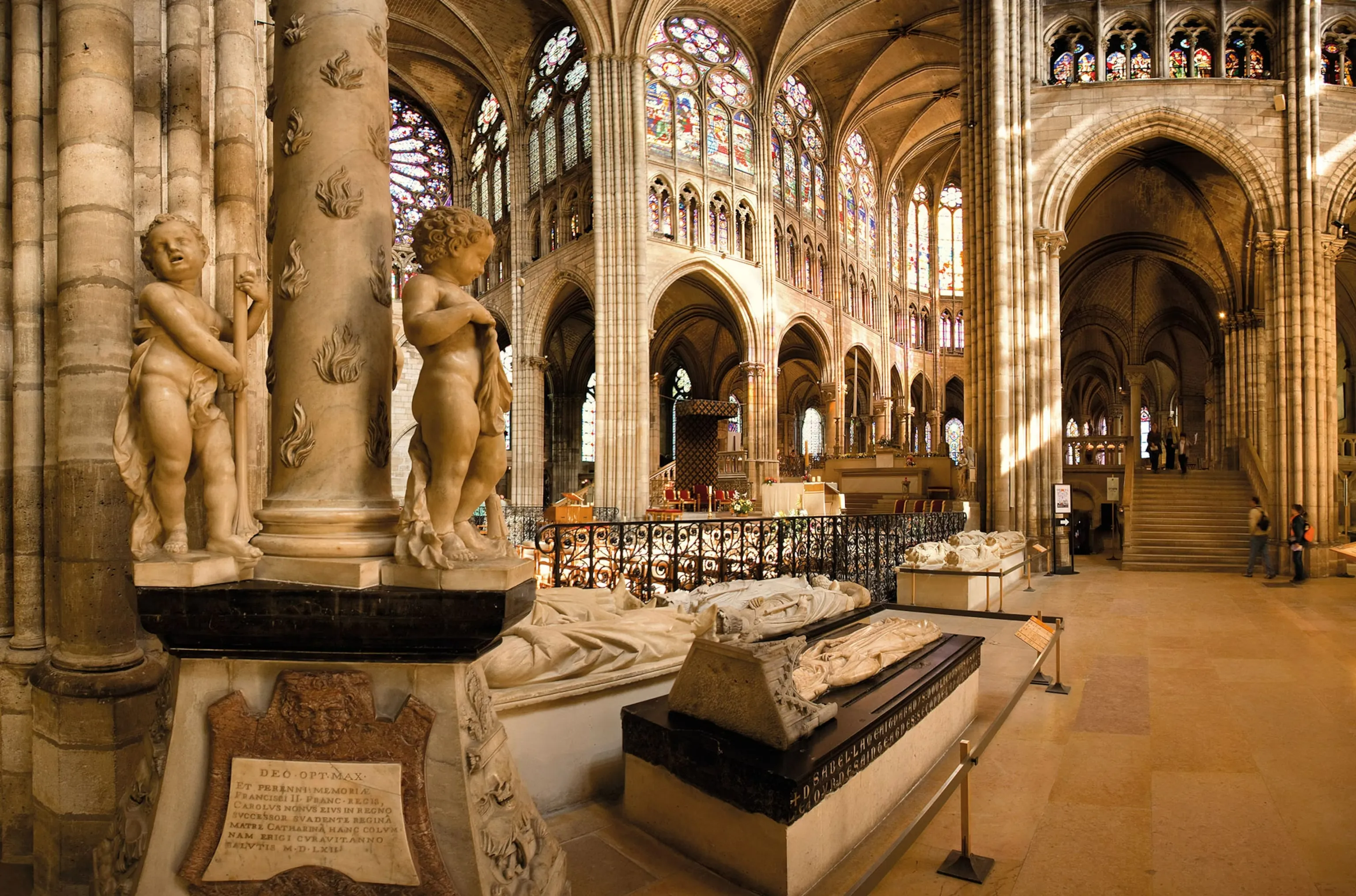 Column carvings with angels