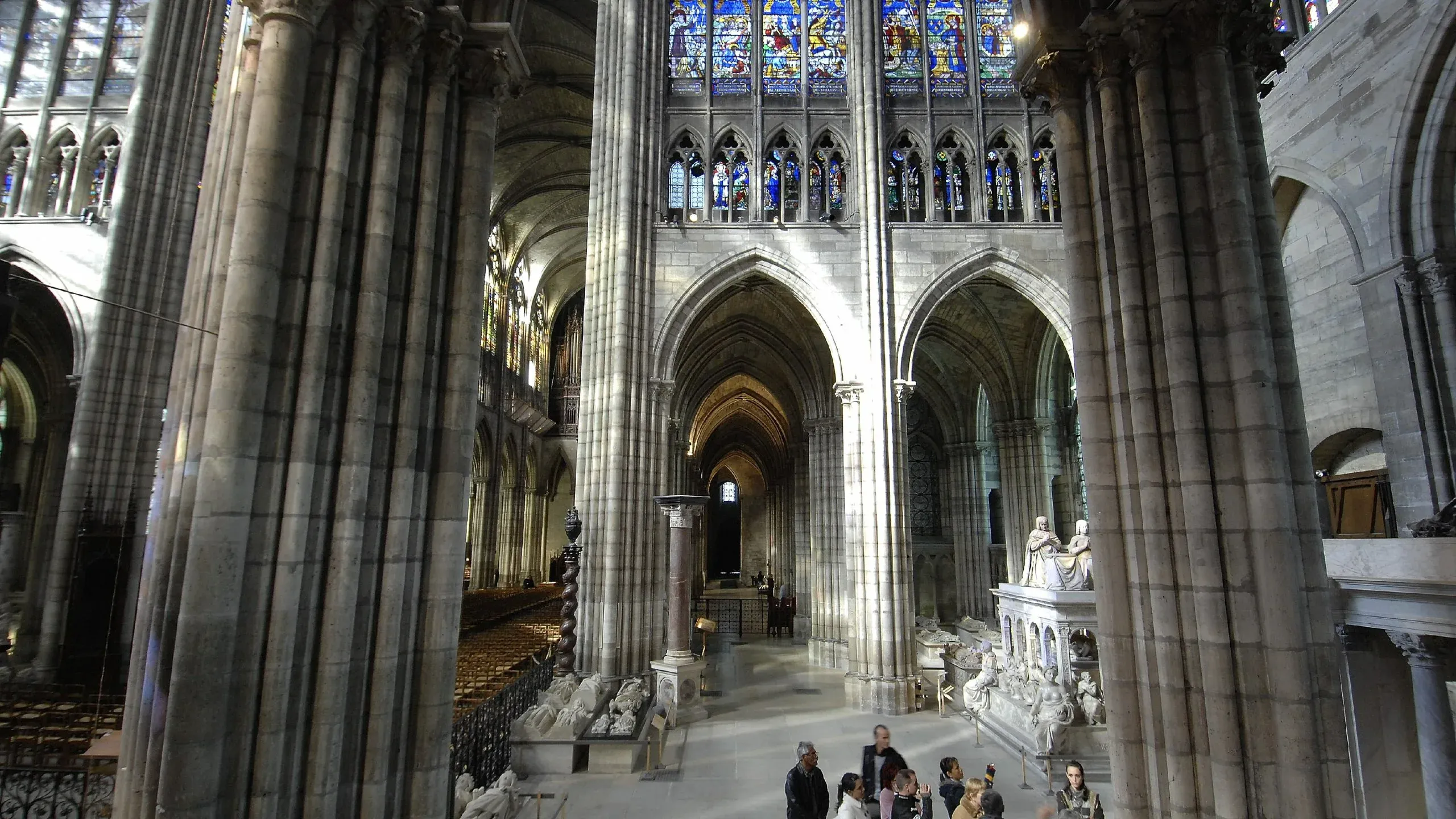 Main nave perspective