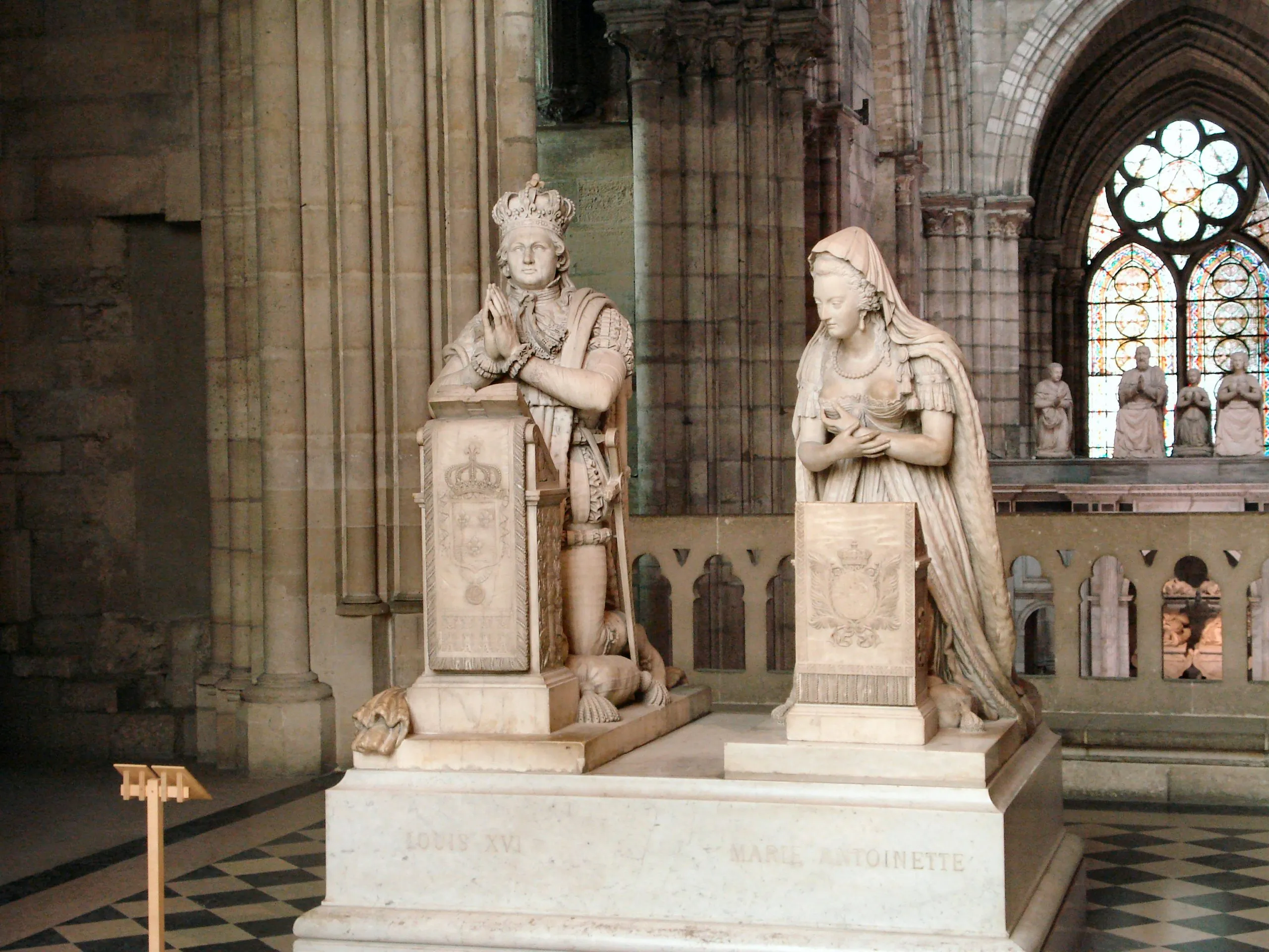 Praying statues of a king and queen