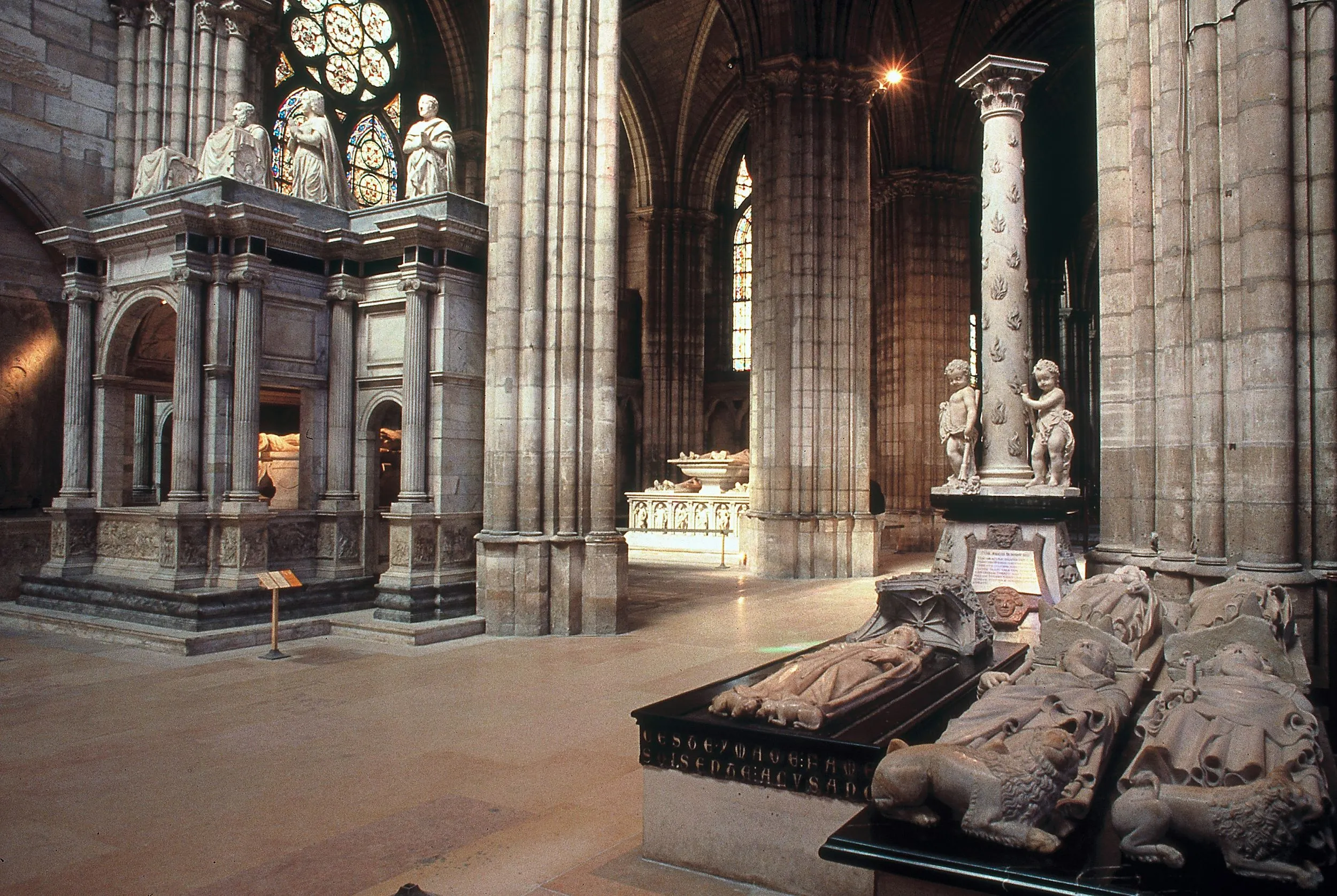 Recumbent effigies of kings and queens in Saint-Denis