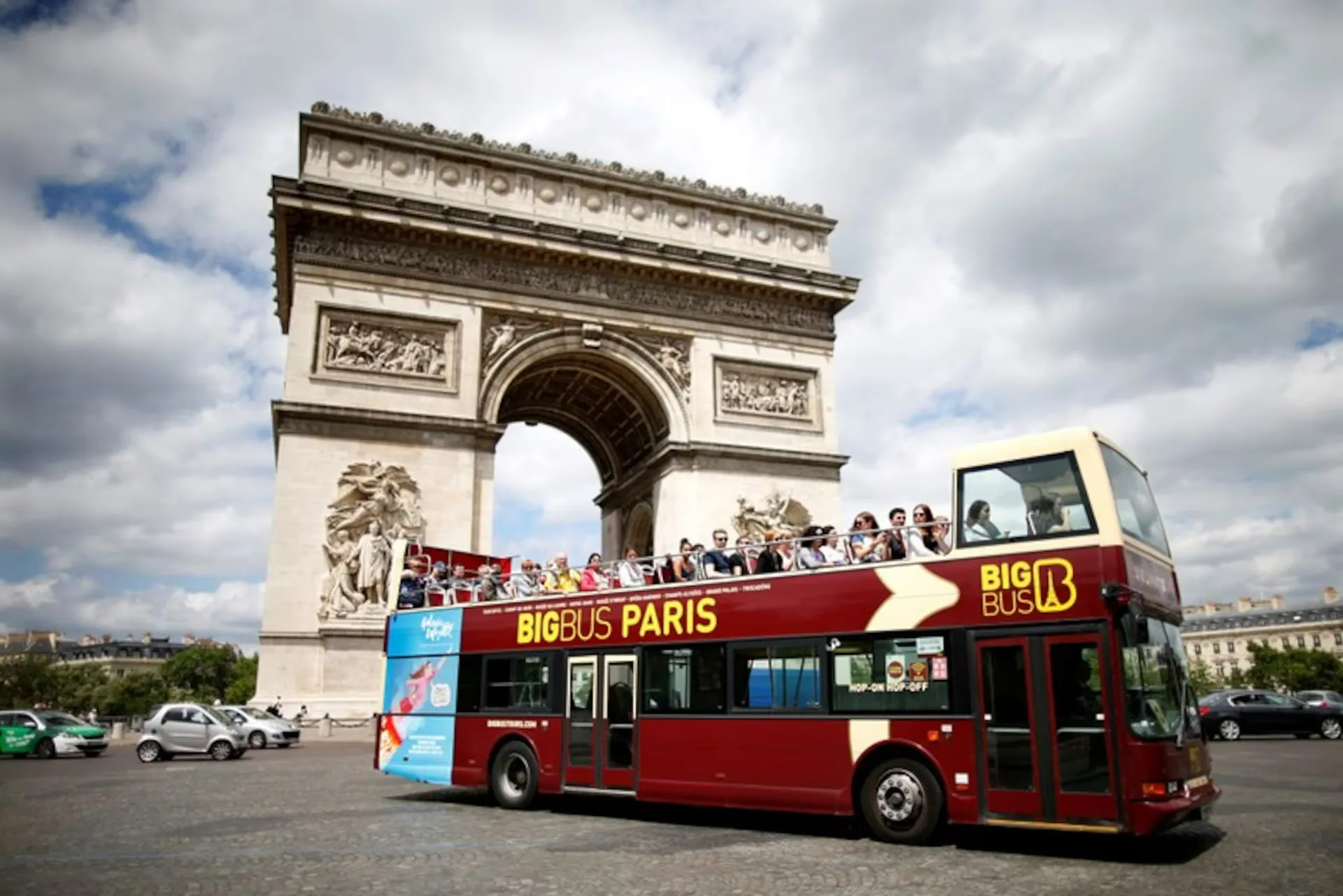 Big Bus Paris in front of Arc de Triomphe