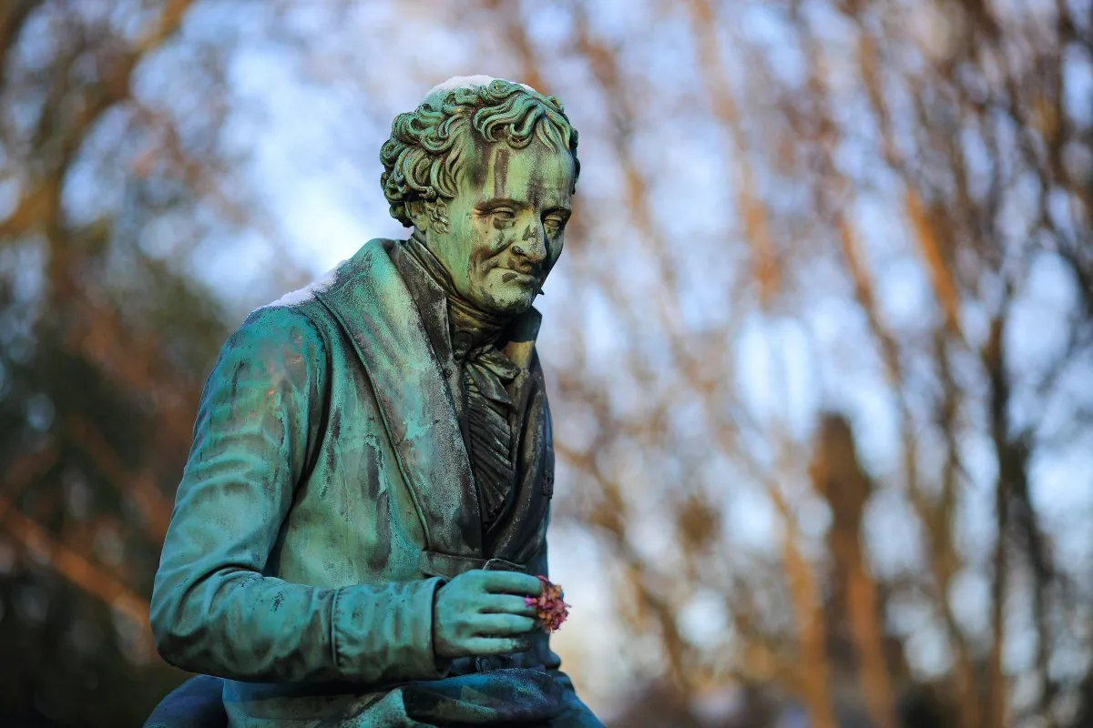 Bronze & Stone: Material Craft at Père Lachaise