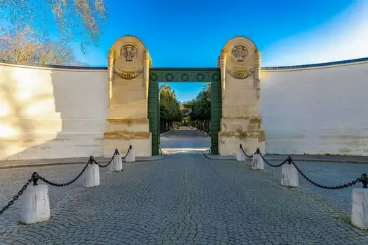 Père Lachaise entrance view