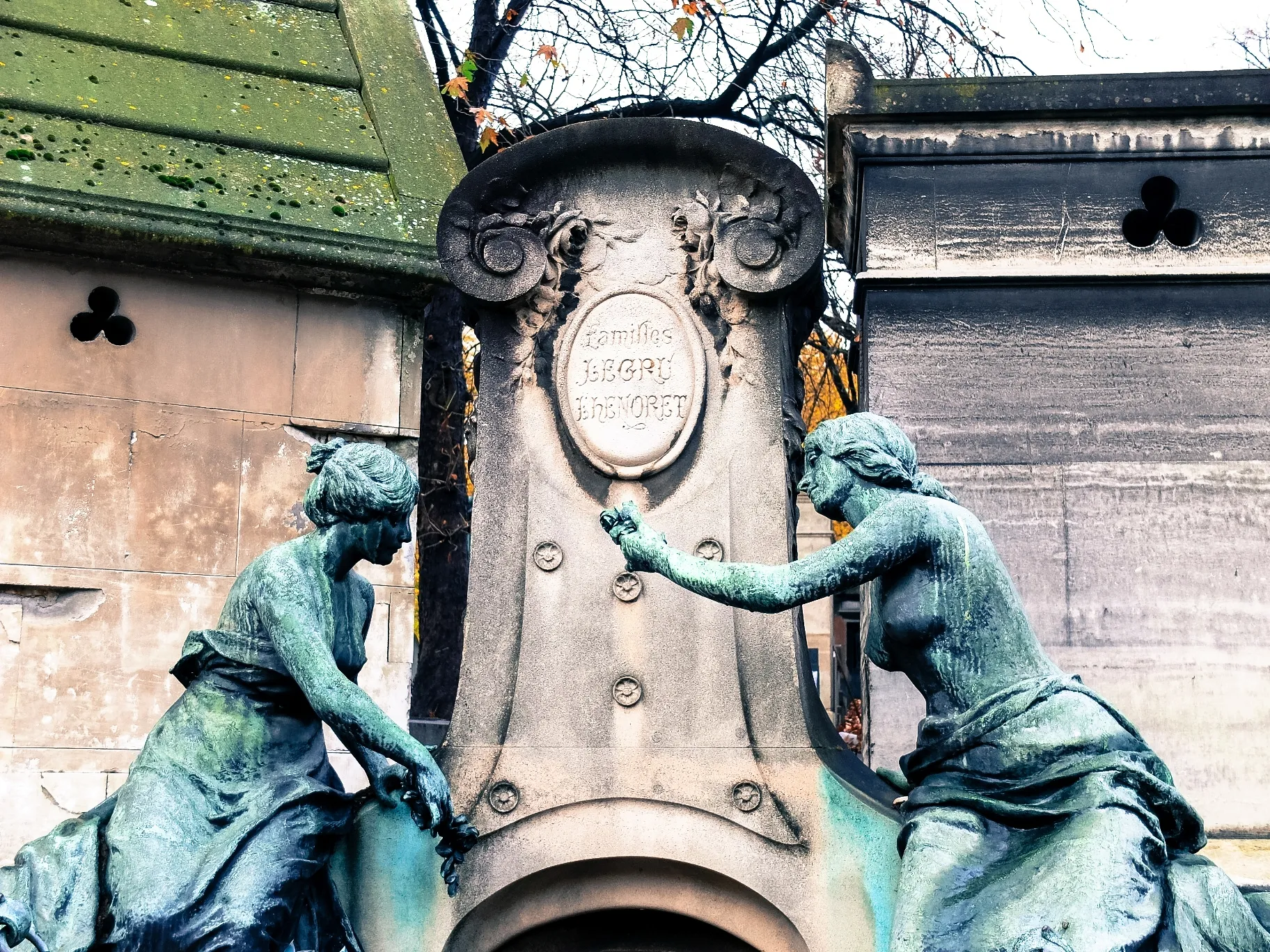 Families & Lineages: Grave Architecture and Icons