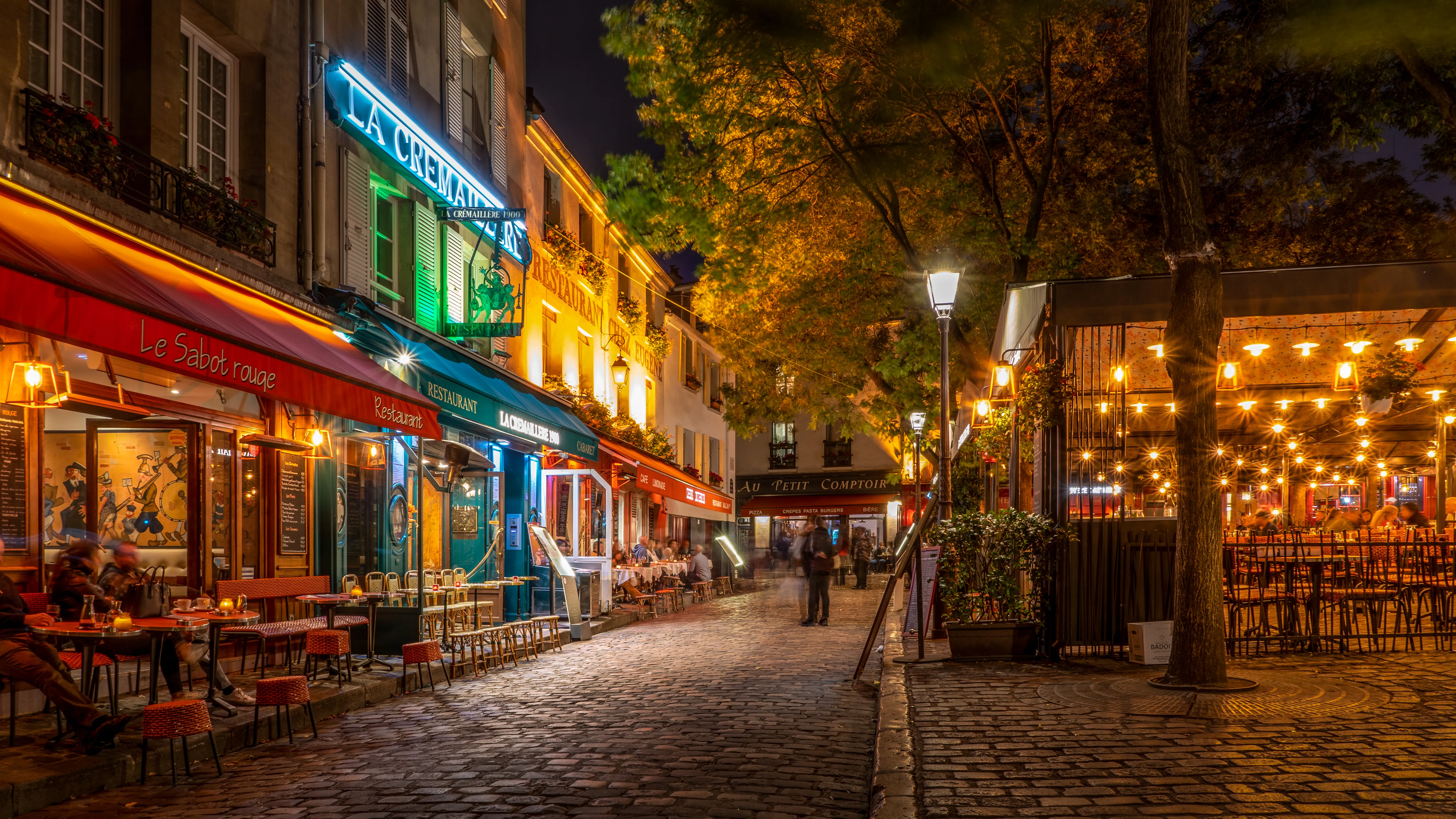 Artists and cafes at Place du Tertre in Montmartre