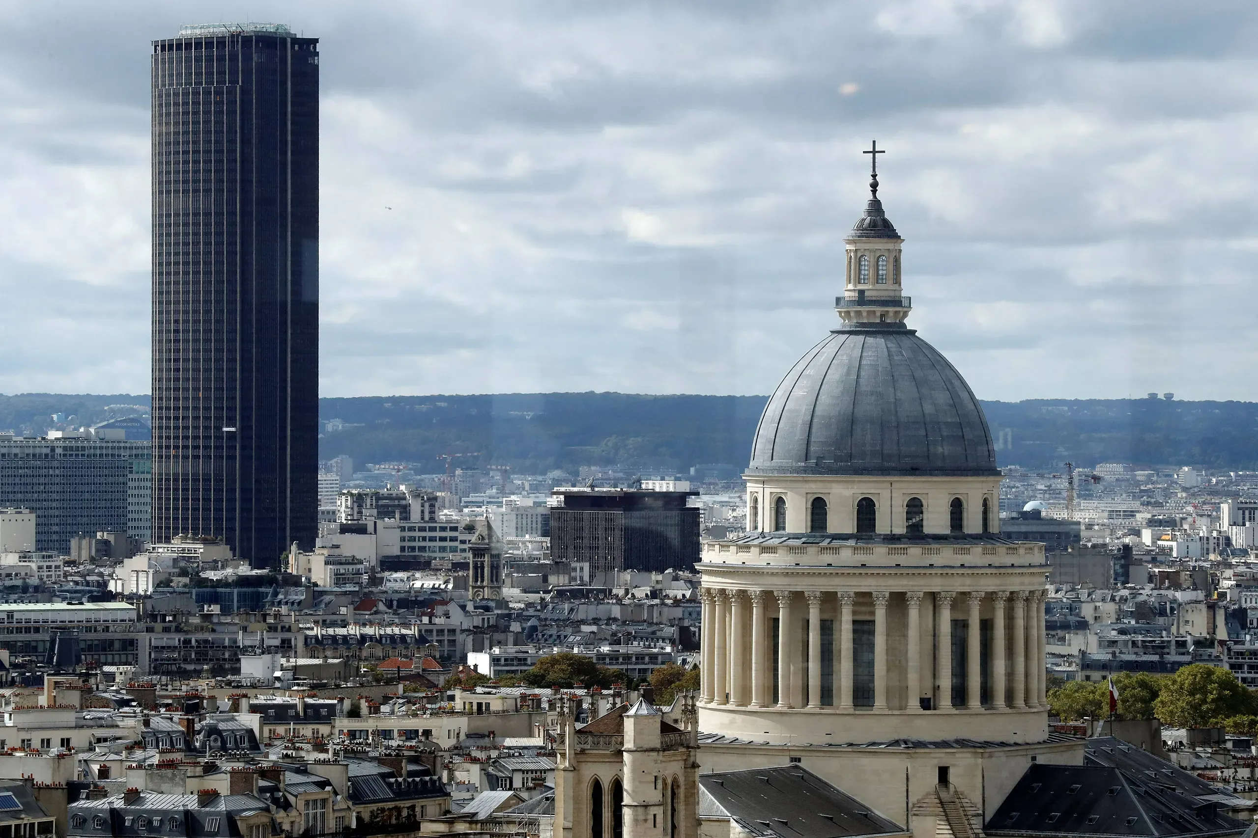 Tour Montparnasse wide daytime view
