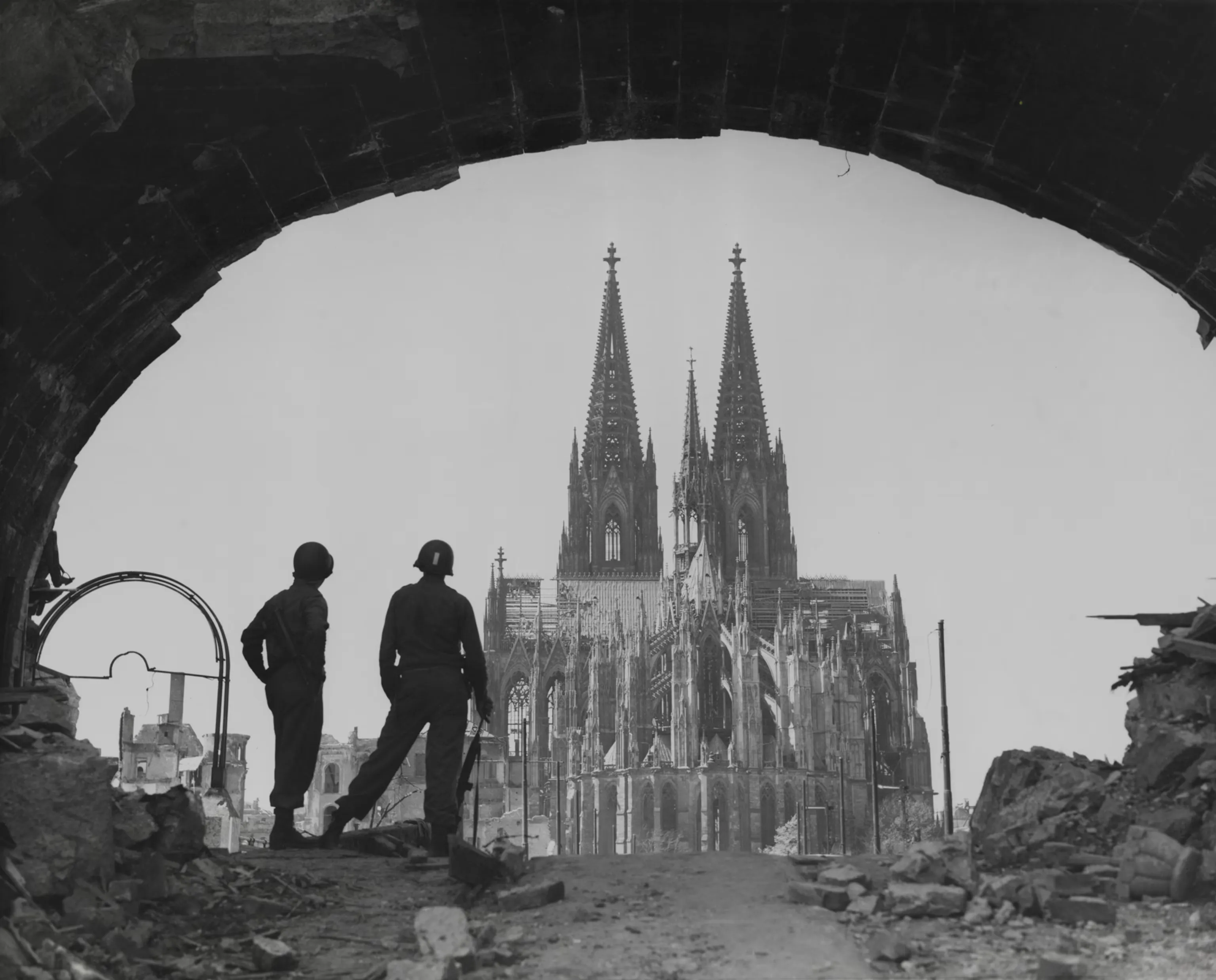 WWII era soldiers near Notre‑Dame (1945)