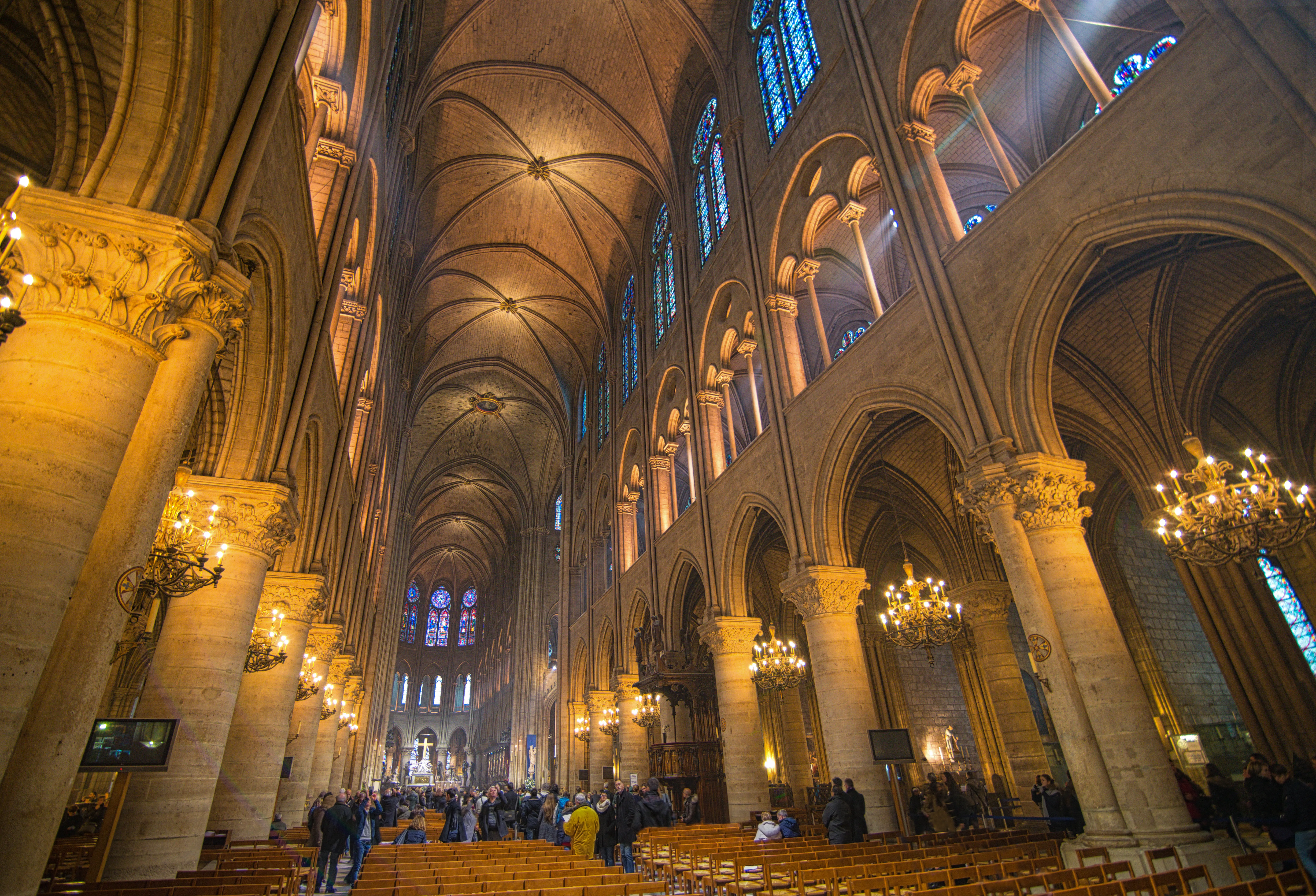 View down the main nave of Notre‑Dame