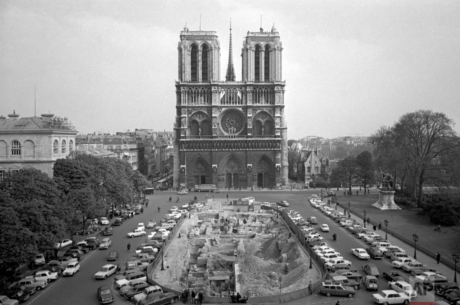 Parvis and visitor flow at Notre‑Dame (1960)