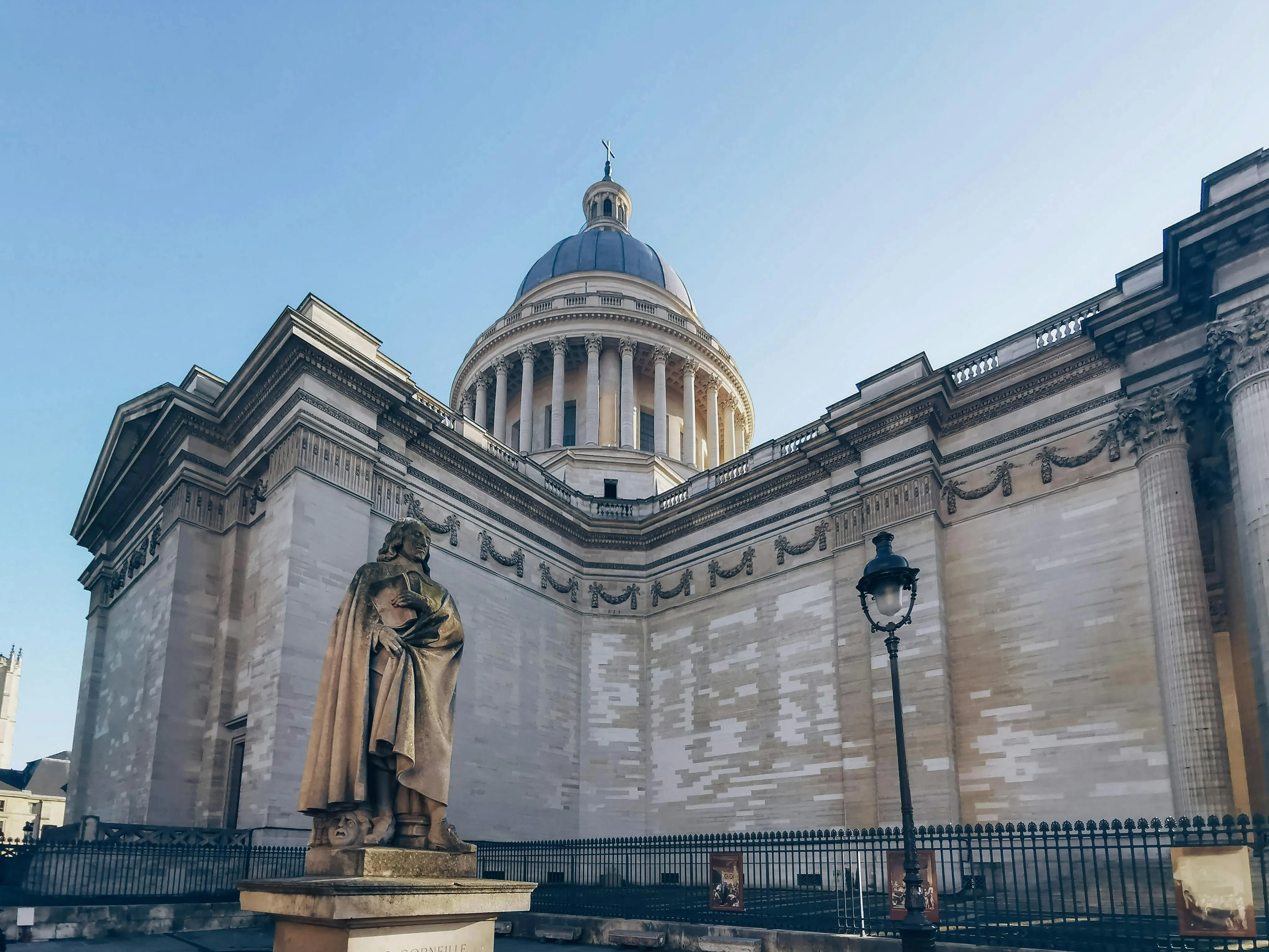 Panthéon side view and colonnade