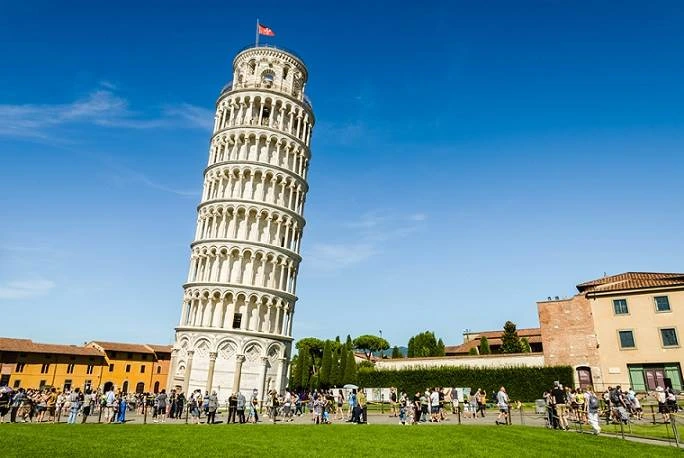 Tourism at the Tower of Pisa