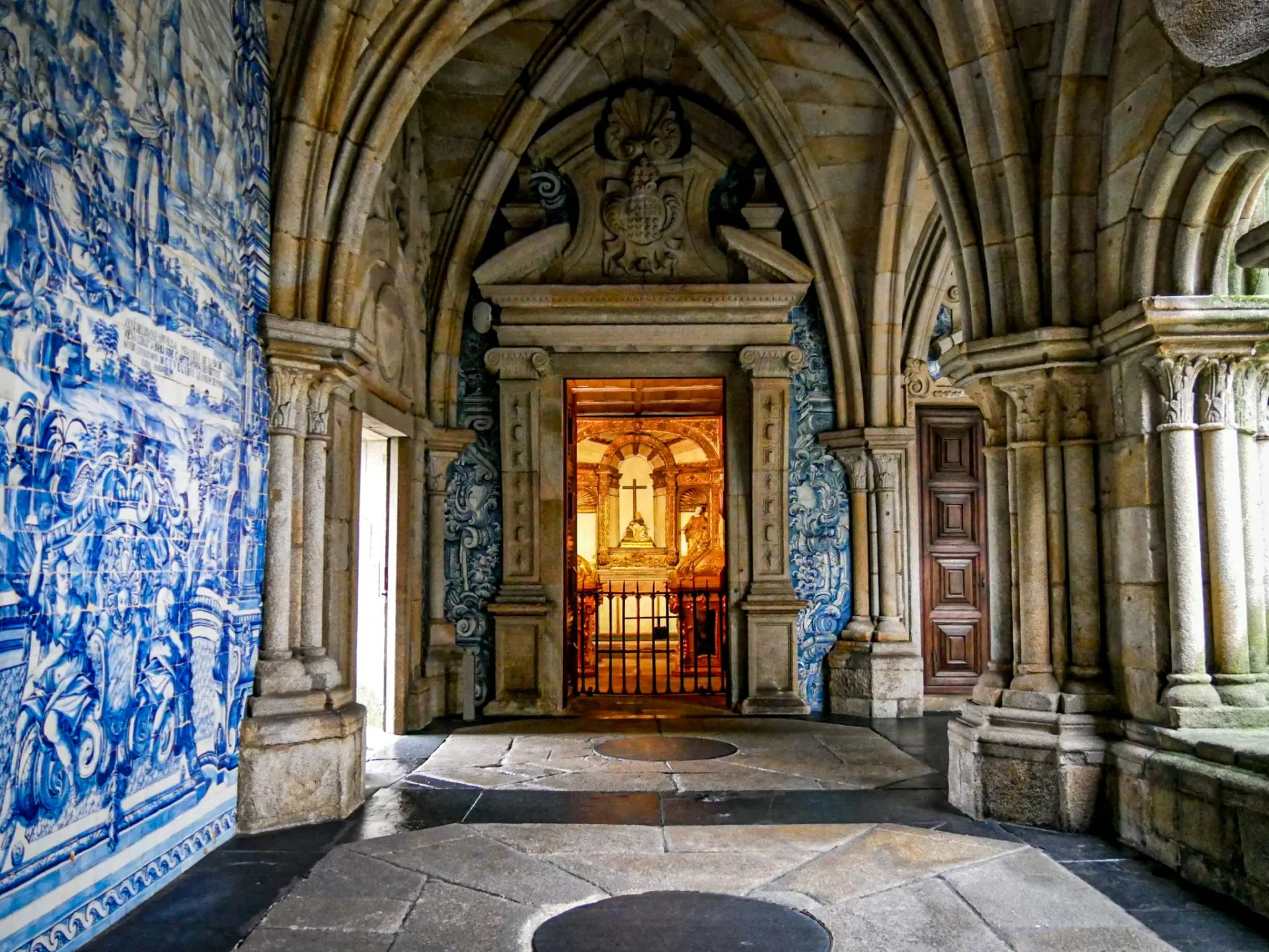 Stone arcade in Porto Cathedral cloister