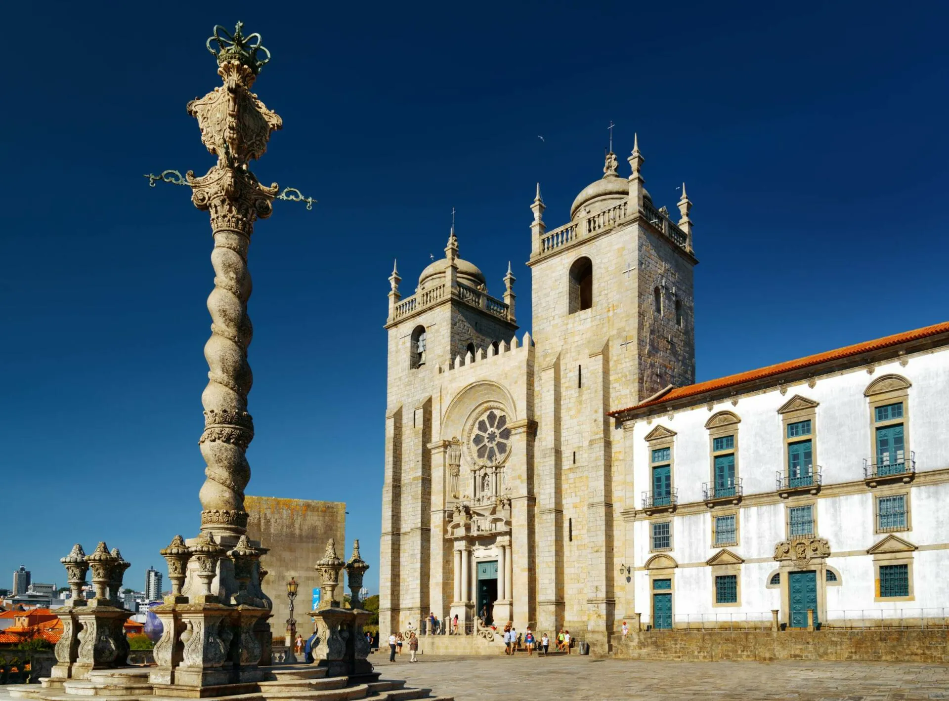 Practical Visit Guide: Hours, Entry Logic, and Etiquette at Sé do Porto