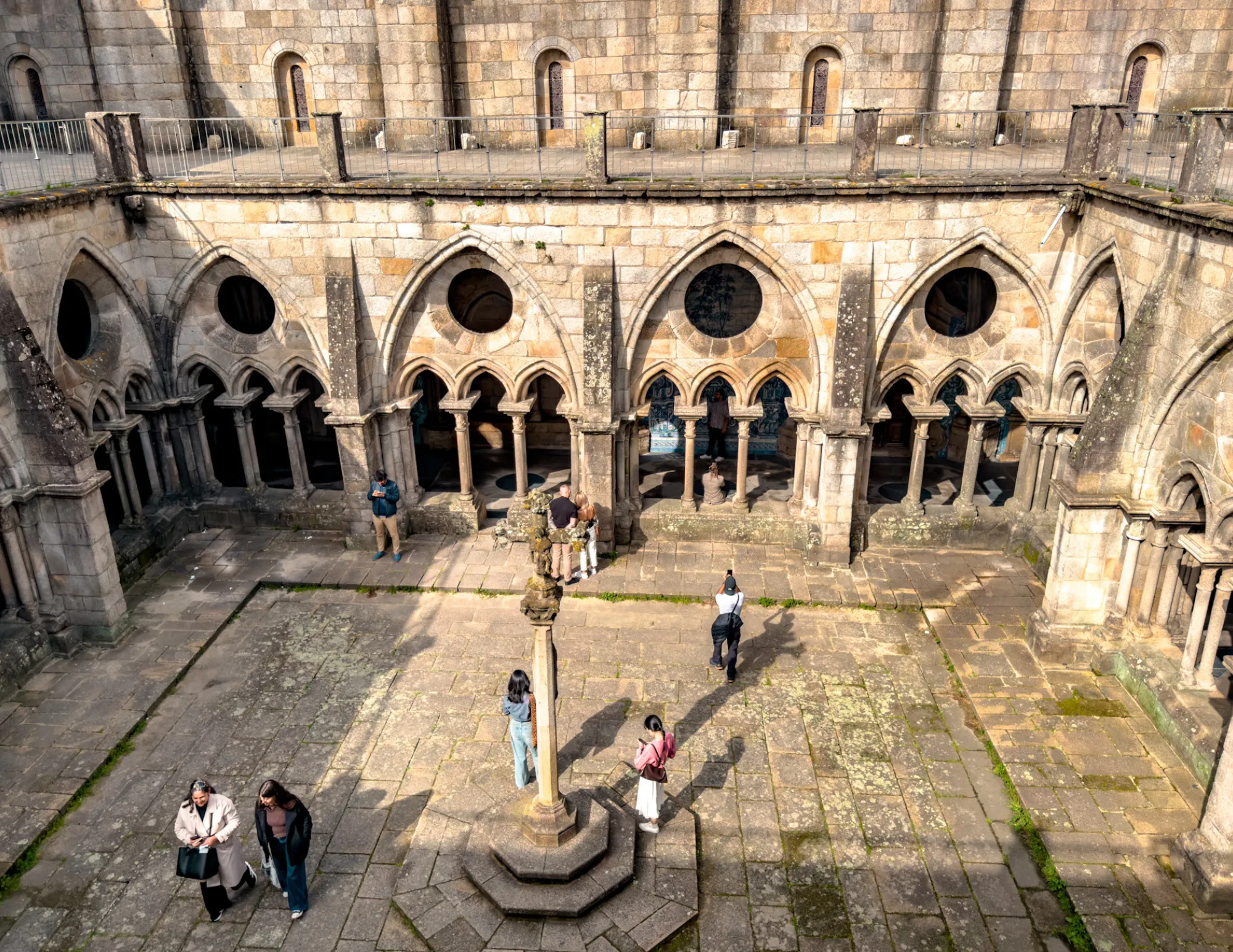 Guided tour in Porto Cathedral courtyard