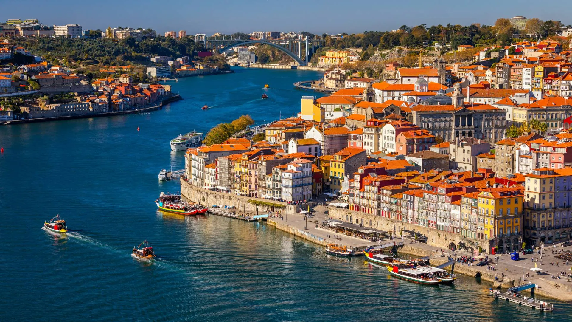 One Day in Porto Centered on Sé: A Narrative Walking Itinerary