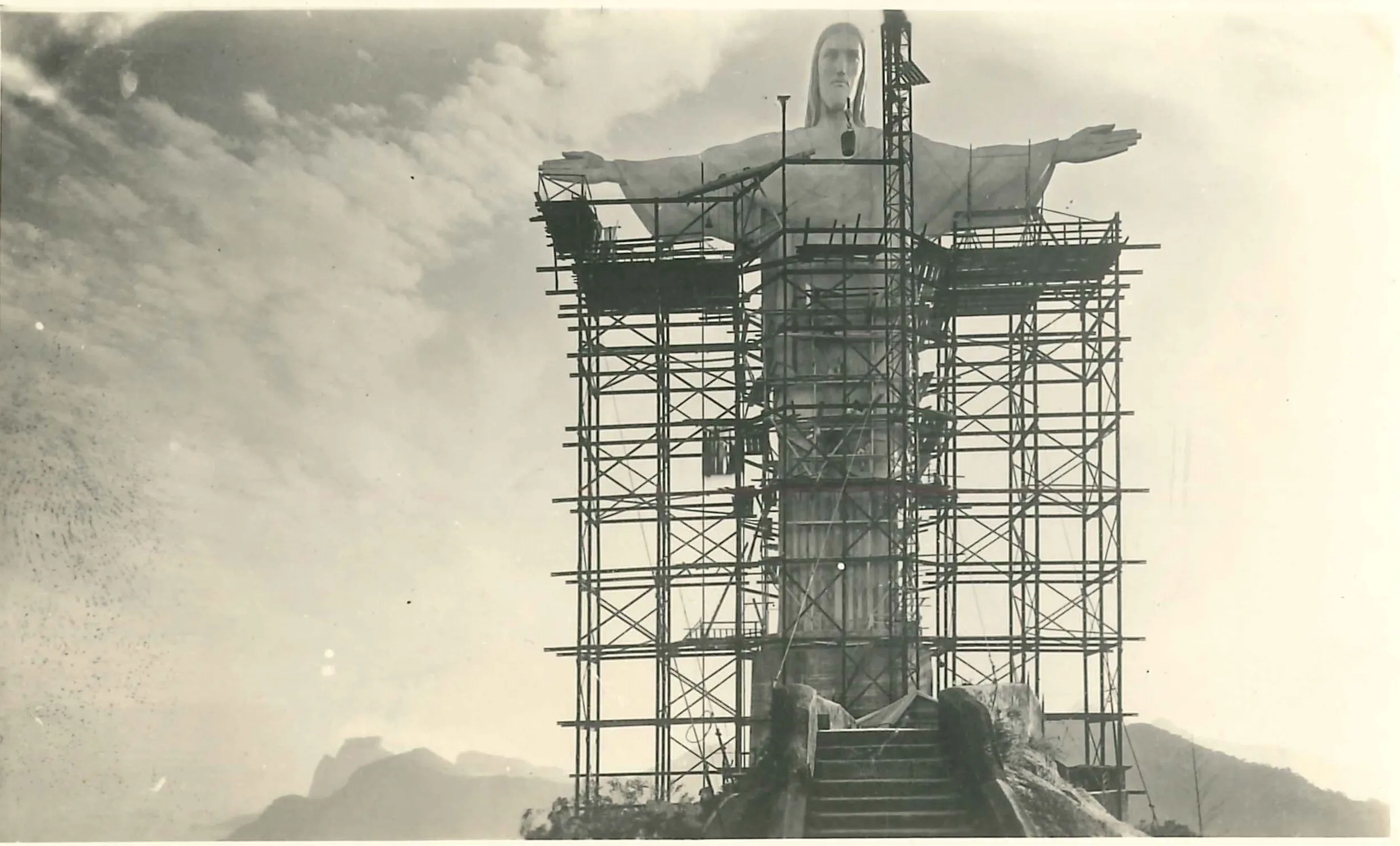 Historic construction framework around Christ the Redeemer during assembly