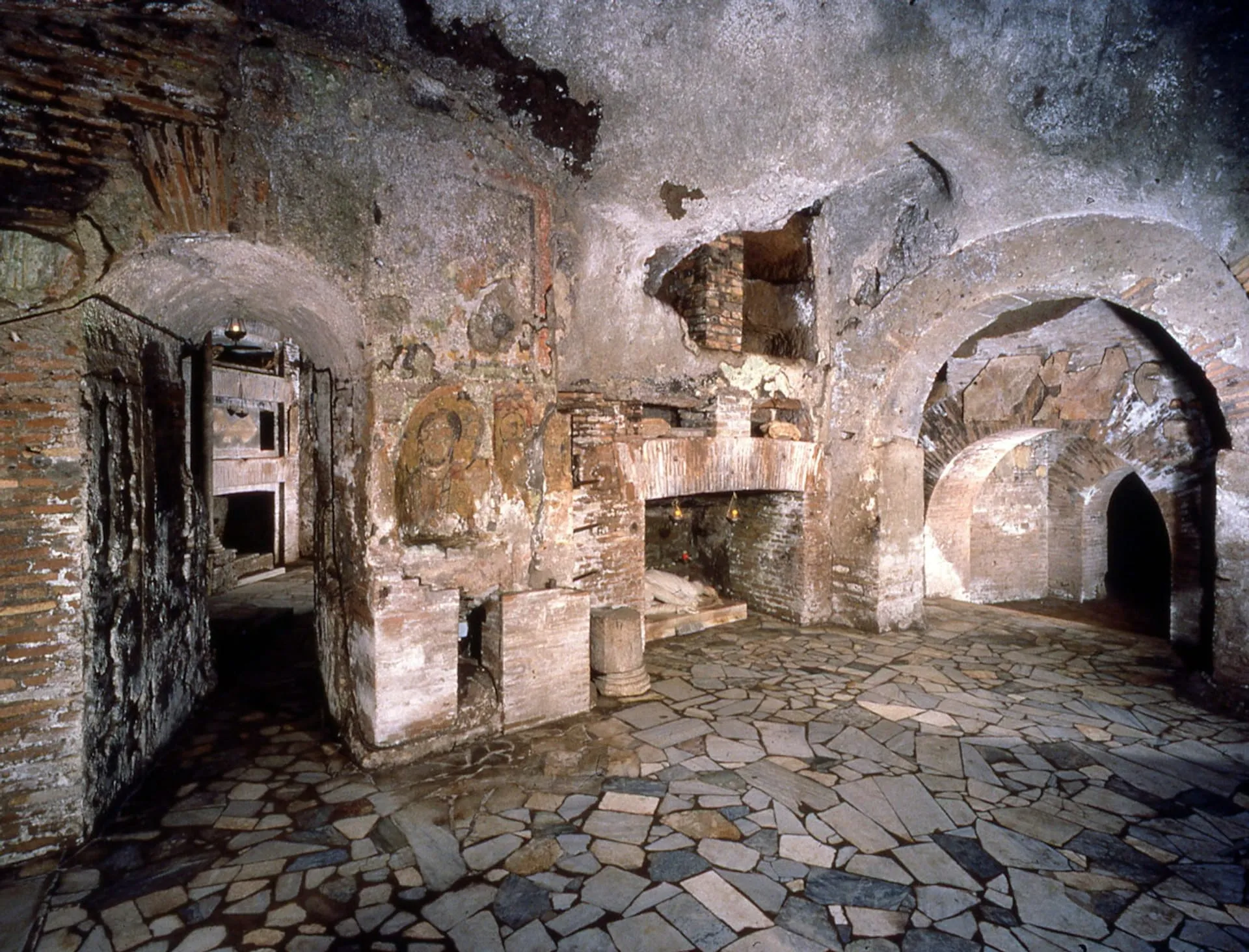 Guided tour inside the Catacombs of San Callisto