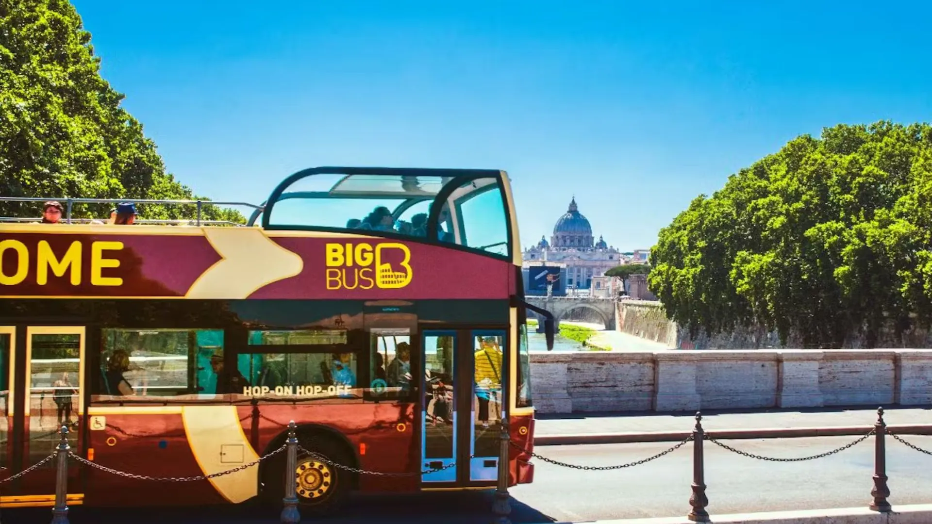 A side-by-side comparison of Big Bus and City Sightseeing buses
