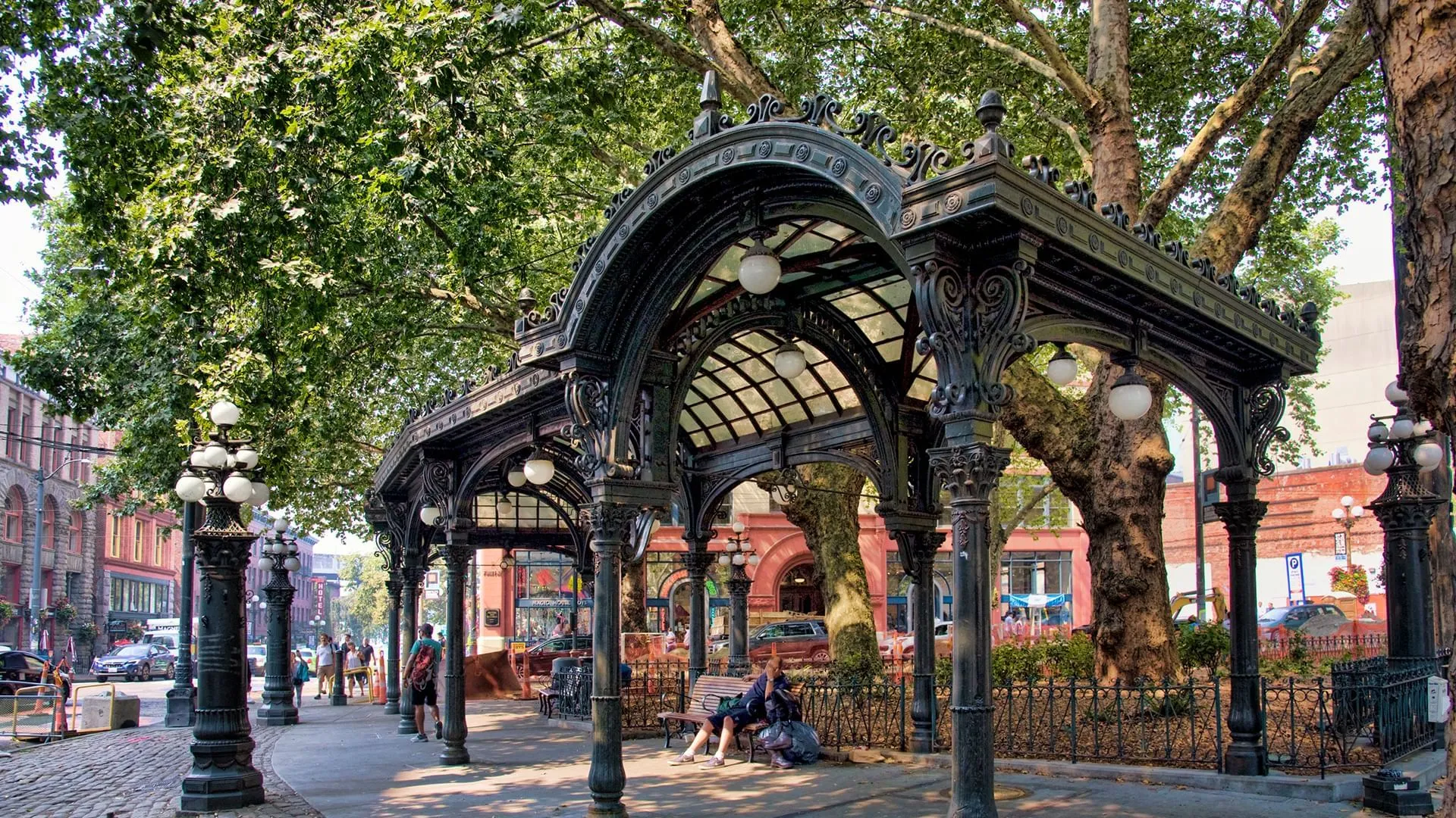 Pioneer Square — History, Underground Tours & Coffee