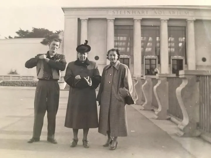 Visitors in front of the Aquarium (1954)