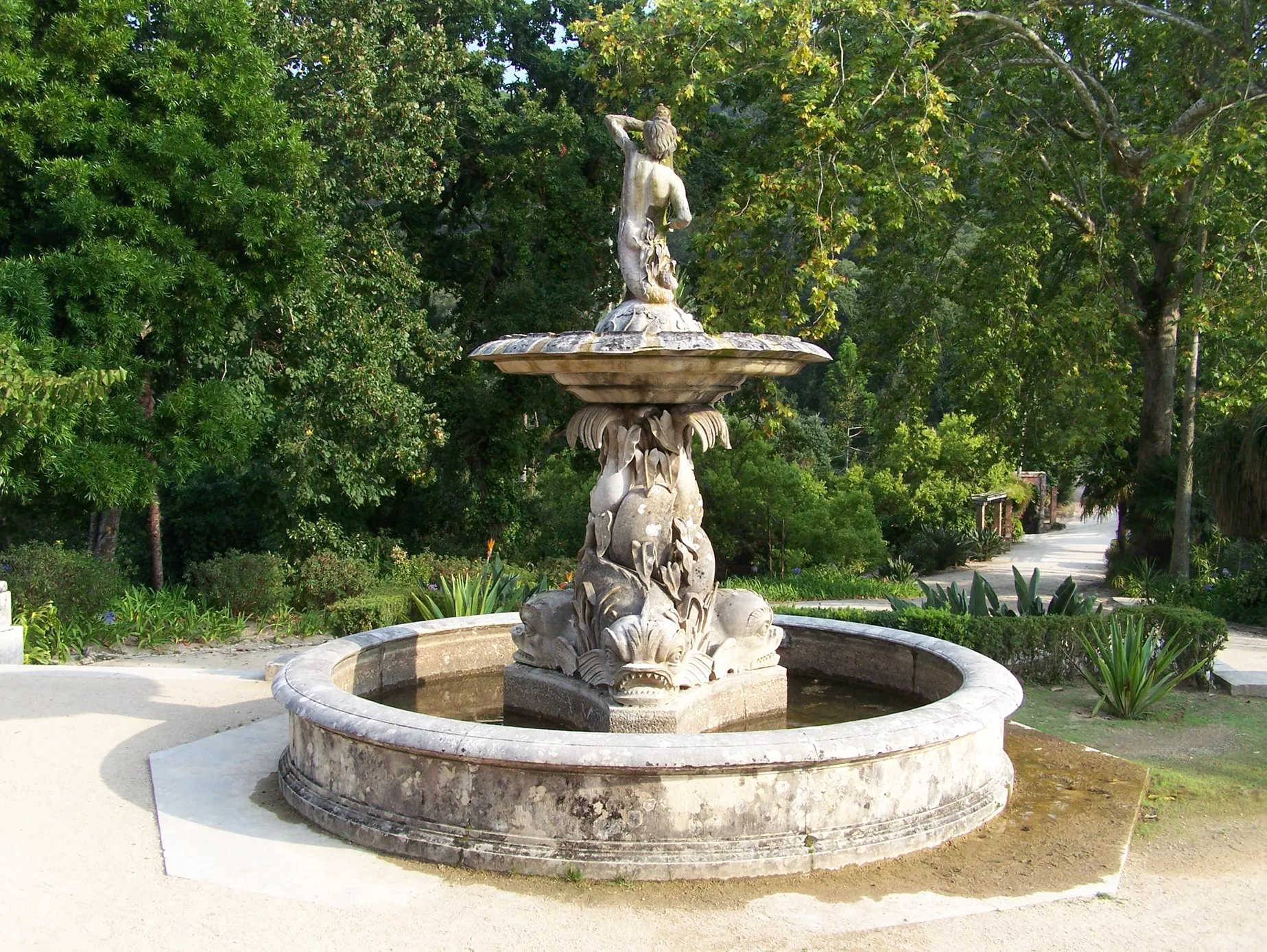 Garden fountain at Monserrate Park