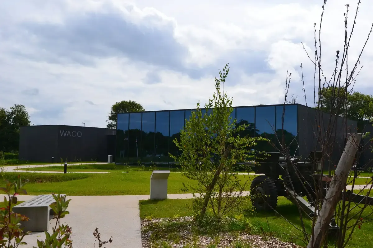 Airborne Museum exterior with artillery piece