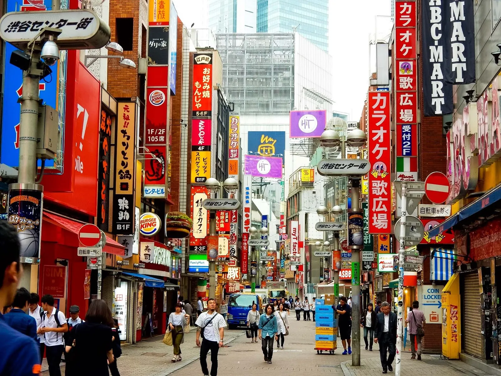 Solo in Tokyo: Exploring the City on Your Own Terms