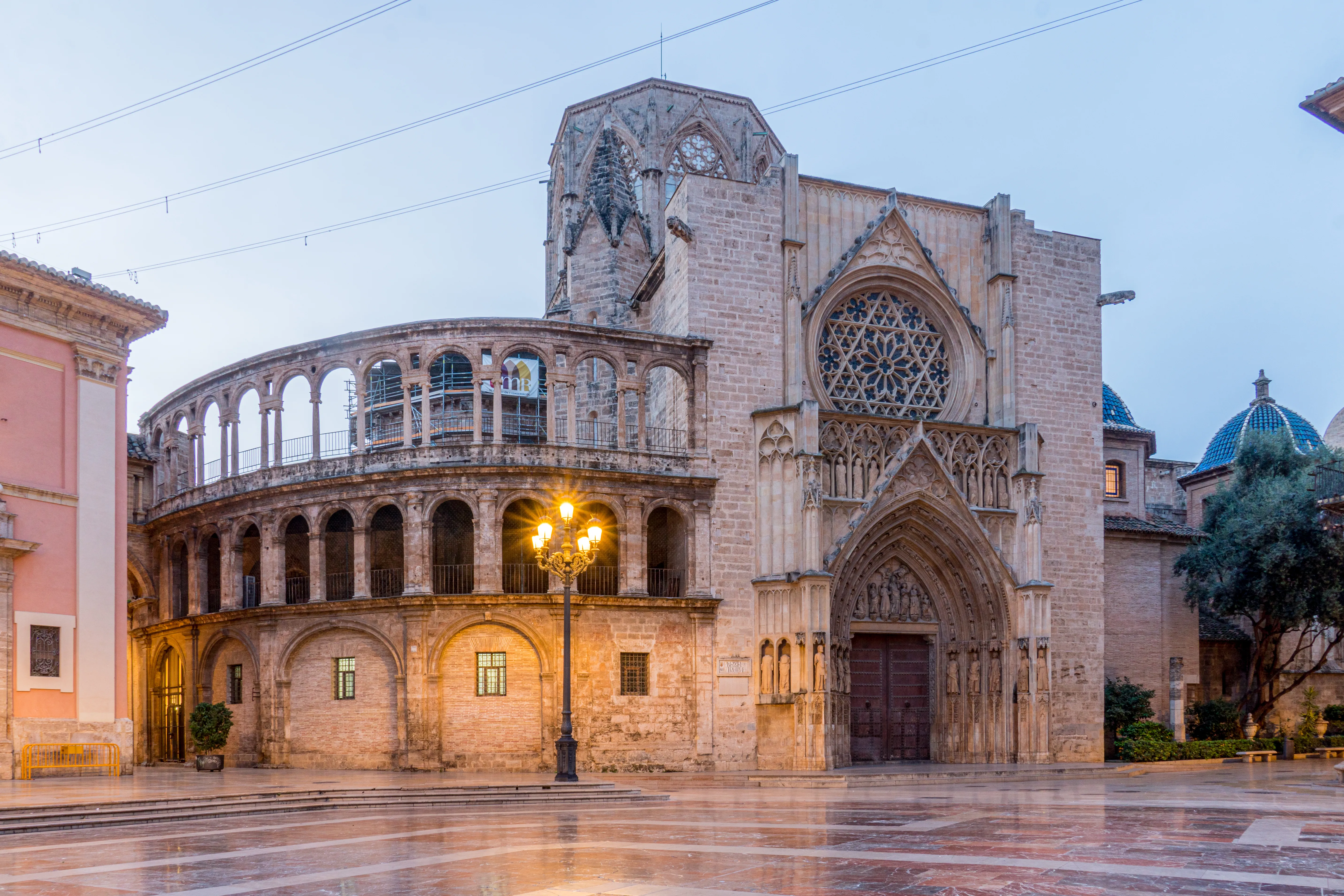Valencia at Night: Safe Routes, Golden Facades, and Late-Hour Atmosphere