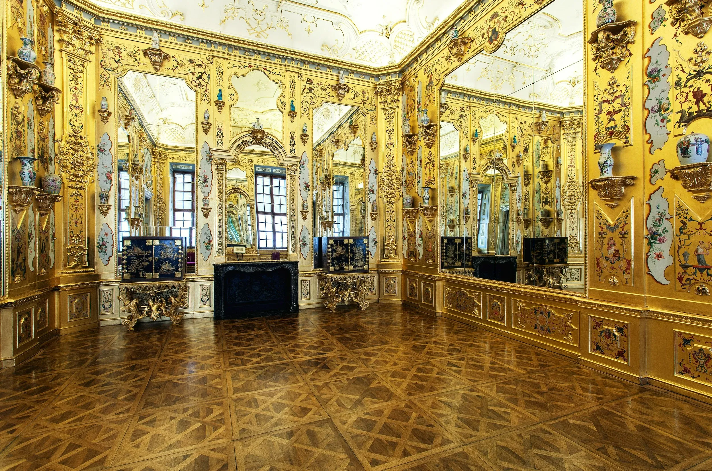 Belvedere golden mirrors hall
