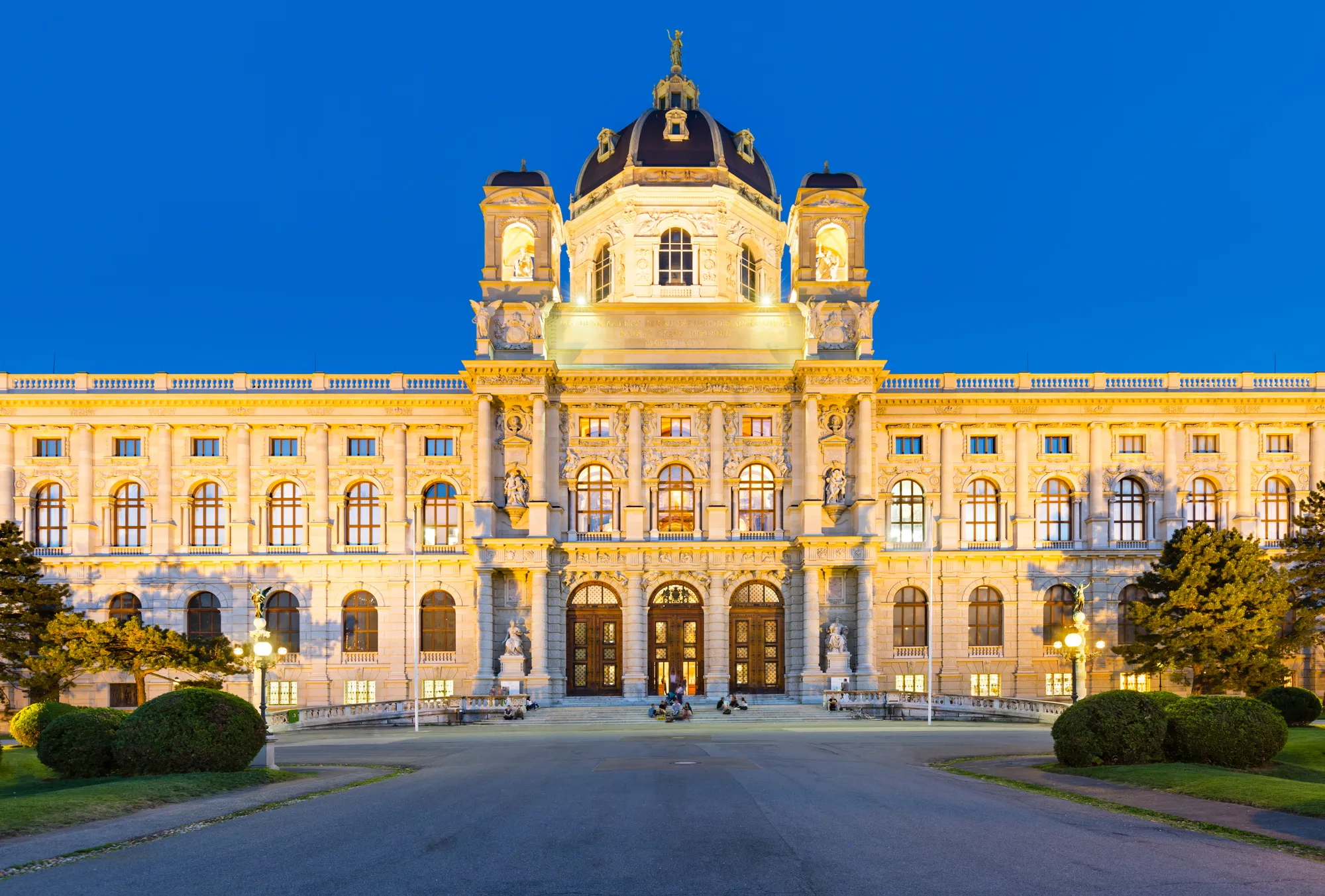 Kunsthistorisches Museum Vienna at night