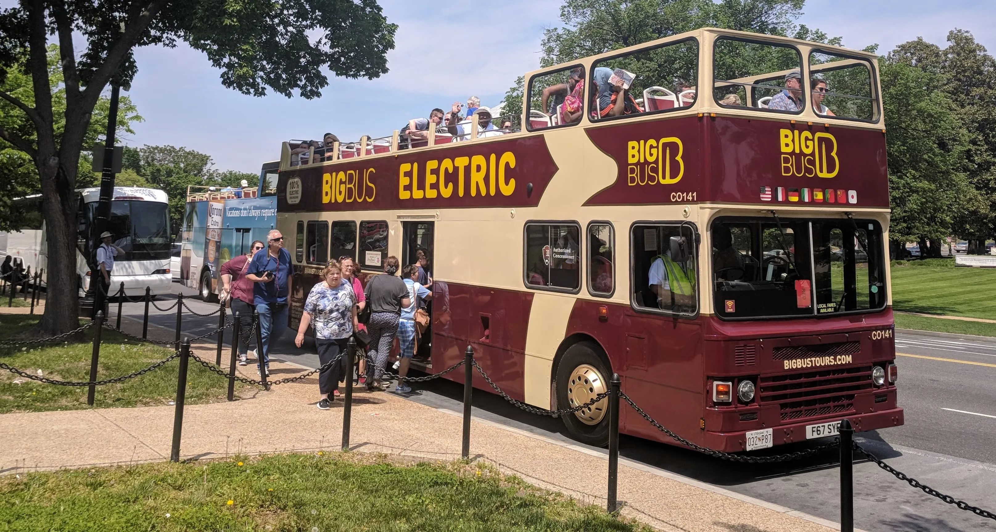 Electric sightseeing bus with open roof